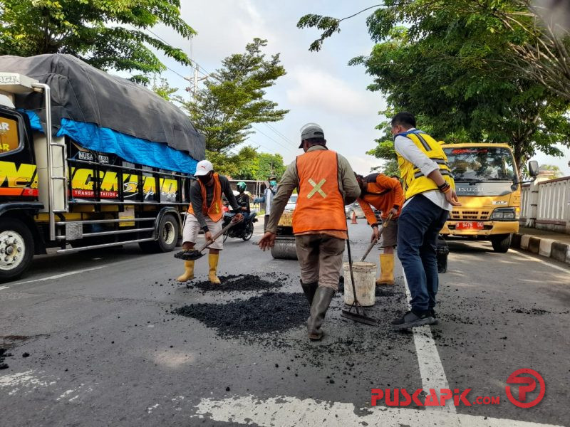 Di Jalur Pantura Brebes, Setiap Hujan Deras, Muncul 100 Lubang Baru