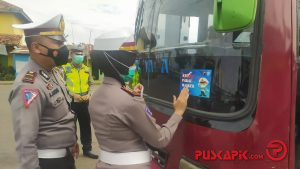 Sat Lantas Polres Pekalongan Pasang Stiker â€˜Ayo Pakai Maskerâ€™