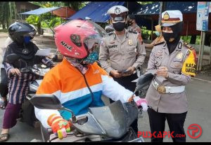 Satlantas Polres Pekalongan Bagikan Brosur Maklumat Kapolri