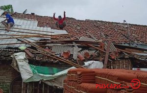 Warga Gotong-Royong Perbaiki 5 Rumah Rusak Diterjang Puting Beliung