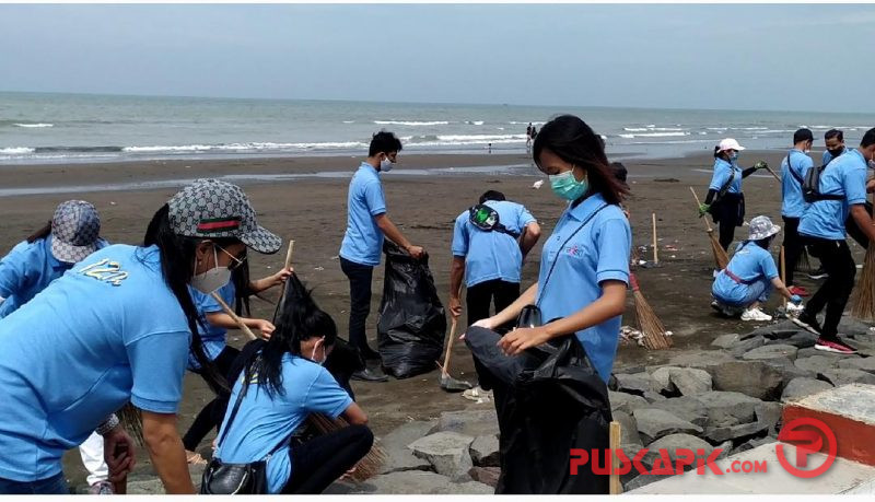 Pekerja Tempat Hiburan di Tegal Bagikan Masker Gratis dan Bersih-Bersih Pantai