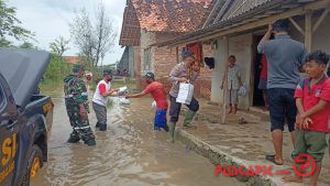 Korban Banjir di Ulujami Diberi Nasi Kotak Door to Door