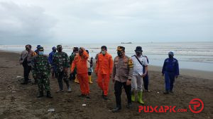 Tim Gabungan Cari 6 ABK Kapal Tongkang Kecelakaan di Pemalang