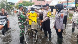 Patroli Edukasi ke Kampung Krapyak Pekalongan, Petugas Gabungan Bagikan Masker Gratis