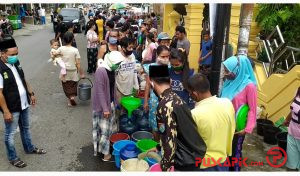 Krisis Air Bersih, Warga Kota Tegal Rela Antre Bantuan Air Lazisnu