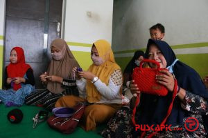 Berawal dari Pelatihan Disnaker, Emak-Emak di Pemalang Produktif Bikin Kerajinan Rajut