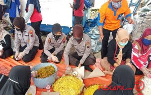 Polwan Polres Pekalongan Bantu Masak di Dapur Umum Korban Banjir