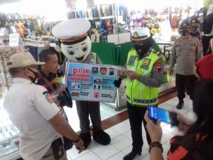 Lihat, Ada Sipolin Bagikan Masker di Pasar Pagi Kota Tegal