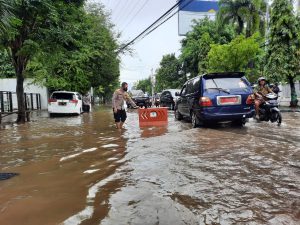 Jalan Terendam Banjir, Kapolres Pekalongan Kota Pasang Tanda Peringatan