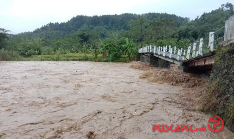 Jembatan Gunungbatu Bodeh Rusak Parah Diterjang Banjir