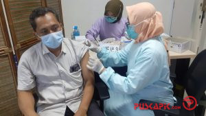 Persiapan Kuliah Luring, Dosen Unikal Disuntik Vaksin