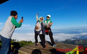 Pendaki Tua Taklukkan Puncak Sakub Brebes, Begini Aksinya