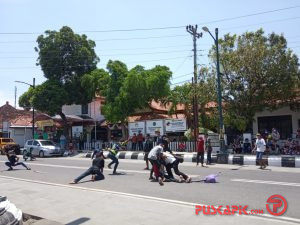 Lihat, â€˜Kesurupan Massalâ€™ di Depan DPRD Pemalang, Ada Apa?