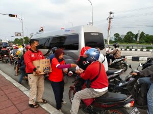 Baguna DPC PDIP Pemalang Bagikan Ratusan Takjil di Gandulan