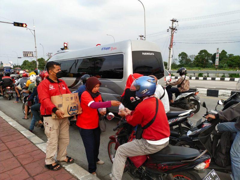 Baguna DPC PDIP Pemalang Bagikan Ratusan Takjil di Gandulan