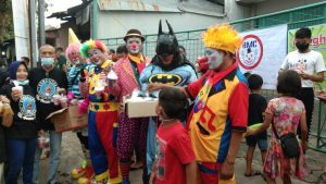 Serunya Ketika Batman dan Badut Ikut Barbagi Takjil di Jalanan Kota Pekalongan