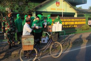 Persit Kodim Pemalang Bagikan Ratusan Santap Buka Puasa