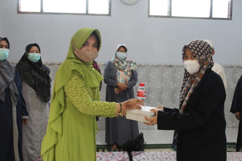 Dharma Wanita Perumda Air Minum Tirta Mulia Pemalang Bagikan 330 Nasi Kotak untuk Santri dan Anak Yatim