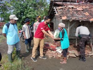 Polsek Ulujami Pemalang Beri Bantuan Sembako ke Nenek Telantar di Pesisir Pantai Tasikrejo