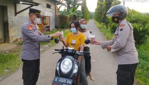 Hindari Kerumunan, Kapolsek Randudongkal Bagikan Takjil Pakai Motor