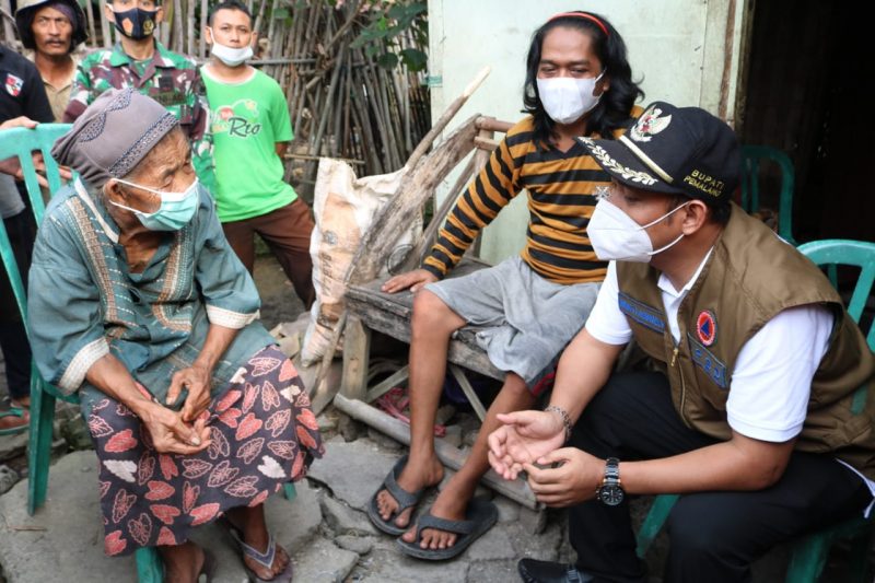 Bupati Pemalang Beri Bantuan ke Nenek Warmi yang Tinggal di Gubug Reot