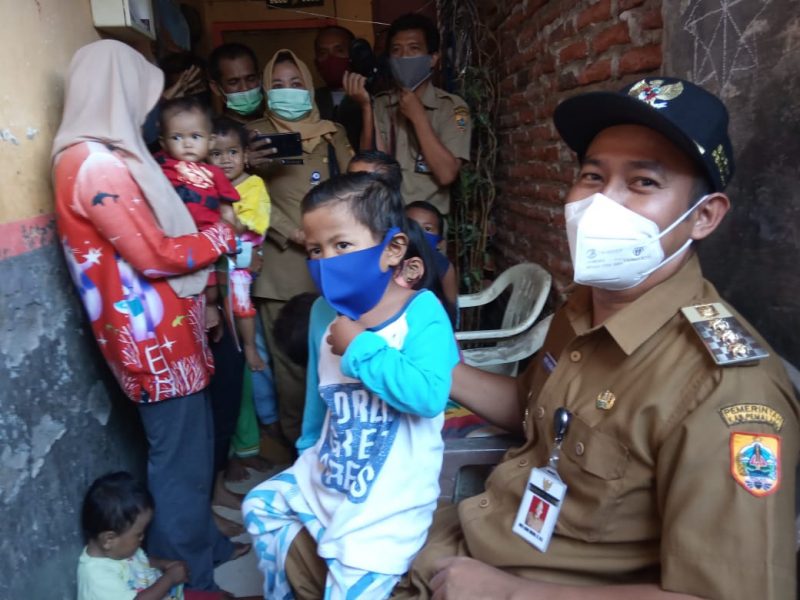 Salurkan Bantuan, Bupati Pemalang Tak Canggung Bercengkerama dengan Belasan Anak Janda Sriyanti