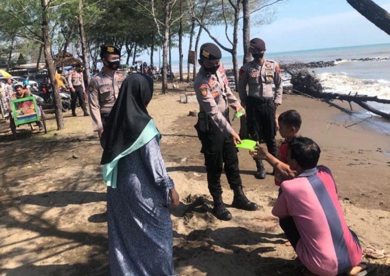 Patroli Objek Wisata, Polisi Pekalongan Bagikan Masker Gratis