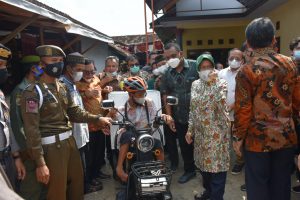 Mensos Serahkan Bantuan bagi Difabel yang Jualan di Alun-Alun Kajen Pekalongan