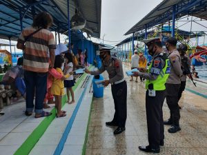 Polisi Sosialisasikan Prokes di Kolam Renang Banyu Biru Wiradesa Pekalongan