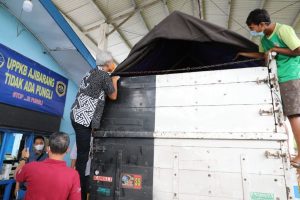 Cek Posko Ajibarang, Gubernur Ganjar Panjat Truk, Kenapa?