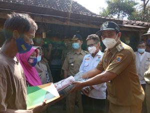 Lihat, Bupati Pemalang Tilik Korban Kebakaran di Pedagung Bantarbolang