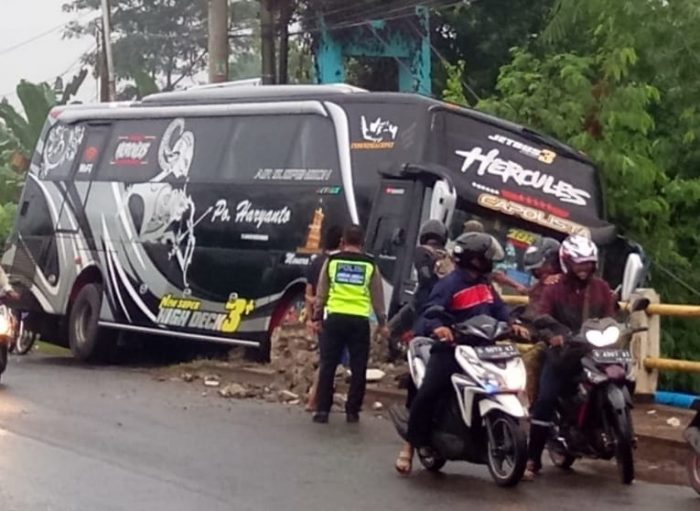 Bus Haryanto Nyaris Terjun ke Sungai di Pekalongan