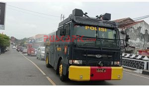 Water Cannon, Truk Gunner, Mobil Damkar Iring-iringan Semprot Disinfektan di Jalan Protokol Kabupaten Tegal