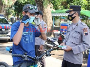 Kasus Covid-19 Meningkat, Polres Pekalongan Bagikan Ratusan Masker