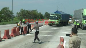 Kapolres Pemalang Turun Langsung Putar Balik Truk di Exit Tol Gandulan