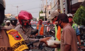 Keliling Naik Motor, Kapolres dan Dandim Pemalang Cari Tukang Becak untuk Diberi Beras