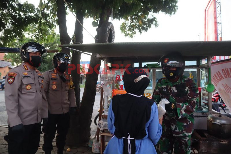 PPKM Darurat, Anggota Polres dan Kodim Pemalang Sisihkan Rezeki untuk Warga Tak Mampu