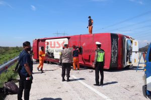 Di Tol Pemalang, Hindari Truk, Bus Terguling 7 Tewas