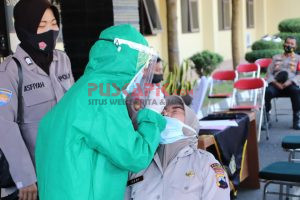 Anggota Polres Pekalongan Di-swab Antigen dan Suntik Multivitamin