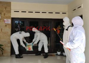 Polisi Pekalongan Tempeli Stiker dan Semprot Disinfektan Rumah Warga Isoman