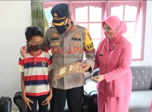 Kapolres Pekalongan Beri Bantuan Kepada Anak Yatim yang Orang Tuanya Meninggal Terpapar COVID-19