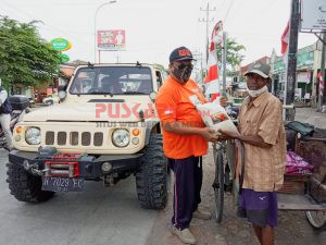 Offroader Pemalang Bagi-Bagi Beras di Jalanan Kota