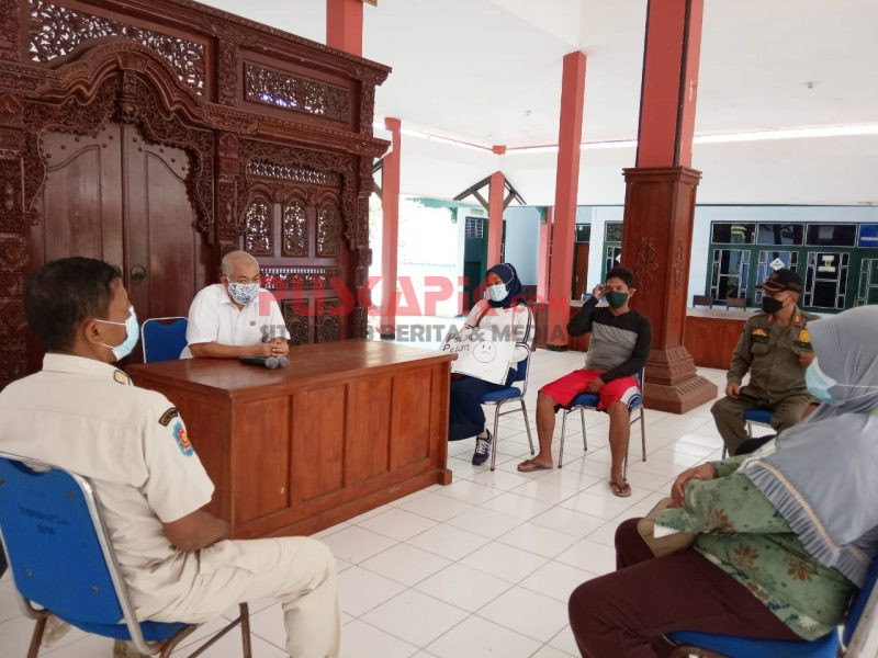 Kibarkan Bendera Putih, Begini Audiensi Pedagang Pantai Widuri Pemalang