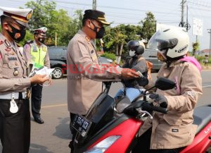 Kapolres Pekalongan Turun ke Jalan Bagi-Bagi Masker Gratis