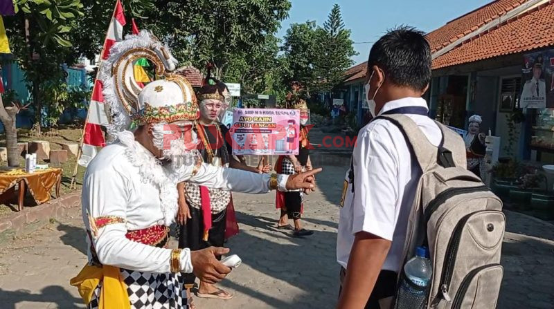 Wow! Ada â€˜Hanoman dan Punakawanâ€™ di Gerbang SMPN 9 Kota Tegal