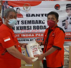 Peringati Sumpah Pemuda, Anggota DPR RI Bagikan Sembako dan Kursi Roda di Pekalongan