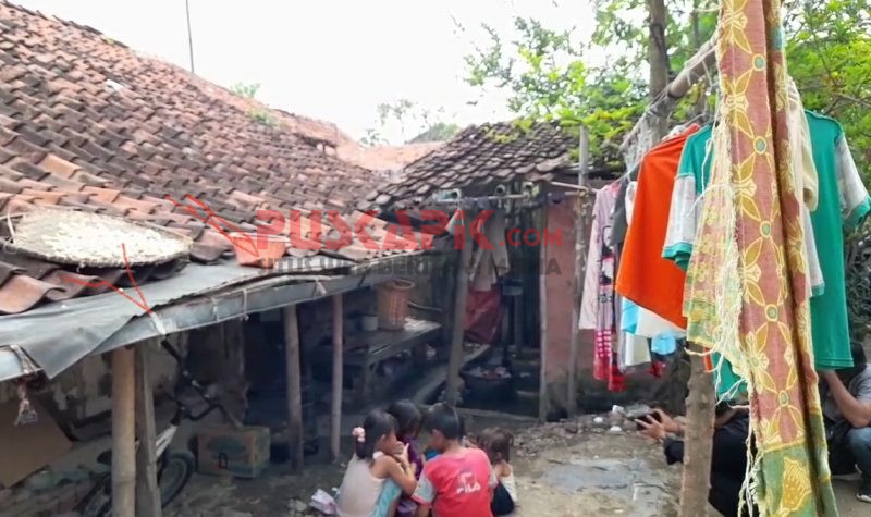 Di Brebes, Ada Keluarga Hidup di Gubuk Nyaris Roboh