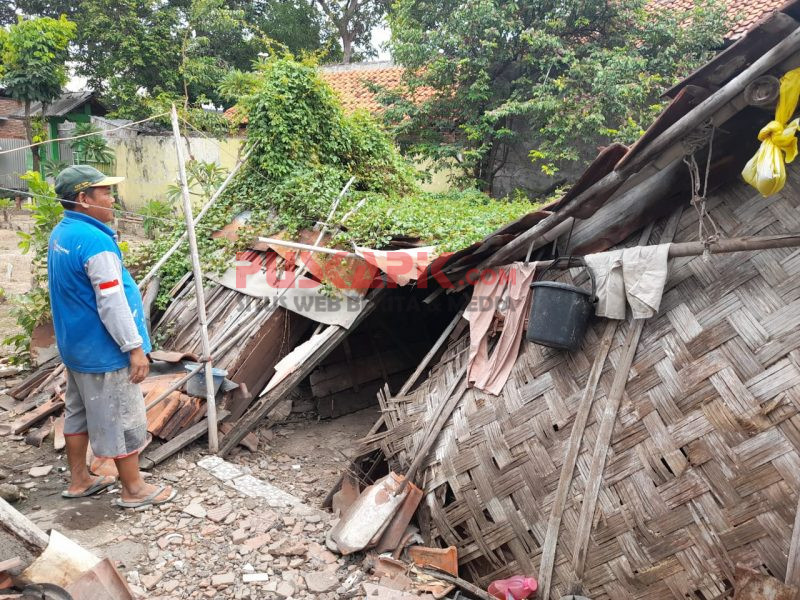 Lihat, di Perkotaan Brebes, Ada Rumah Nyaris Roboh dan Ditumbuhi Semak