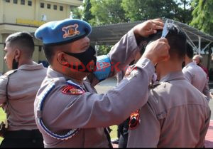 Saat Apel, Rambut Anggota Polres Pekalongan Dipotong