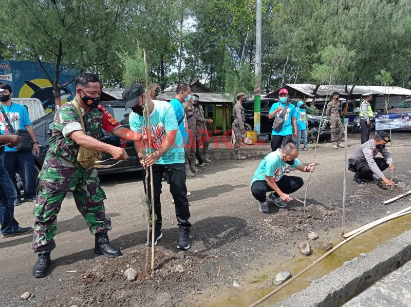 Ikatan Alumni SMA 1 Kota Tegal Gelar Baksos dan Tanam Bibit Pohon Cemara Laut